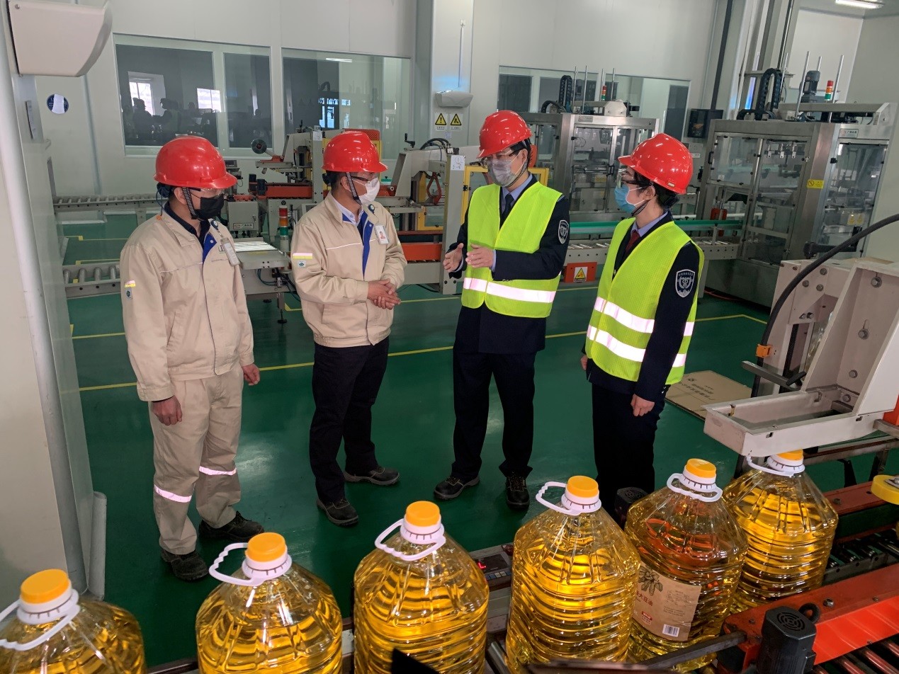 滨海新区市场监管局执法人员深入辖区粮油企业帮扶指导，助力企业安全复工复产.jpg