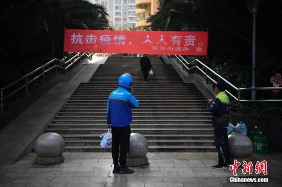 2月8日,昆明小区现在封闭管理,外卖小哥在门口等顾客取货。 <a target='_blank' href='http://www.chinanews.com/'>中新社</a>记者 刘冉阳 摄