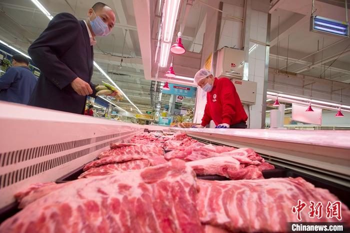 资料图:消费者正在选购猪肉。<a target='_blank' href='http://www.chinanews.com/'>中新社</a>记者 张云 摄